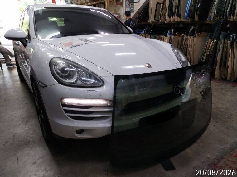 Porsche Cayenne — Windscreen Replacement