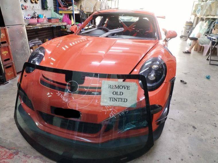 Porsche 911 — Windscreen Replacement